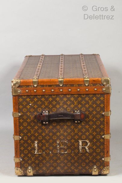 Louis VUITTON rue Scribe n°210719, Serrure n°079595 *Malle courrier en toile Monogram...