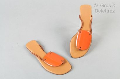HERMÈS Paris made in Spain *Pair of barefoot in natural leather, topped with an orange...
