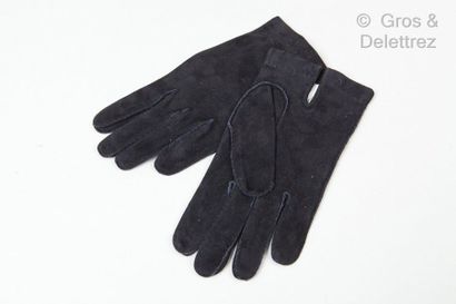 HERMES Paris *Paire de gants en agneau velours noir. T.8 1/2. Bon état.