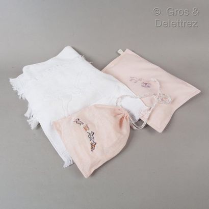 HERMES Paris ligne enfant *Set for young girl composed of a white terry cotton towel,...