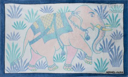 HERMÈS Paris made in France *Drap de plage en coton éponge imprimé d’un motif d’éléphant...