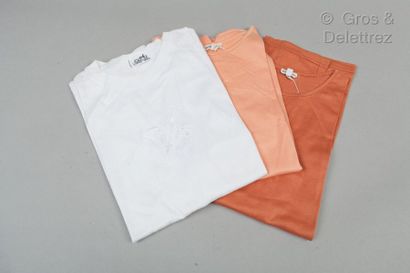 HERMES Paris made in Italy *Lot composé de trois t-shirts en coton à manches courtes,...