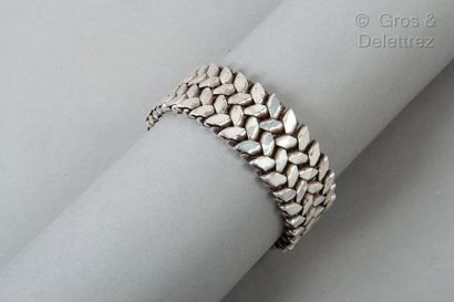 HERMES Paris *Rare bracelet articulé en argent 925 millièmes à motif chevron. Pds...