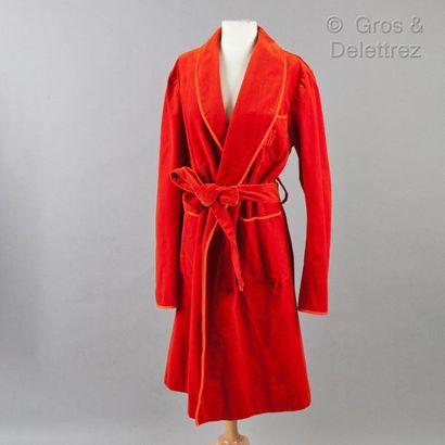 HERMÈS sport Robe de chambre en coton velours rouge, col châle, trois poches plaquées...
