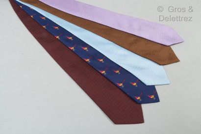 HERMES Paris *Lot de cinq cravates en soie imprimée à motifs de « H ». Bon état.