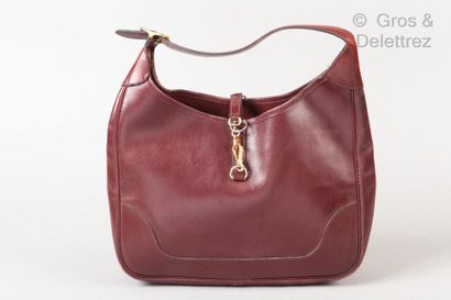 HERMES Paris *Bag "Trim" 30cm in burgundy box, golden metal clasp on tongue, adjustable...