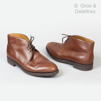 John LOBB *Pair of laced up derbies in cocoa calf, rubber soles. T.9 1/2. Good c...