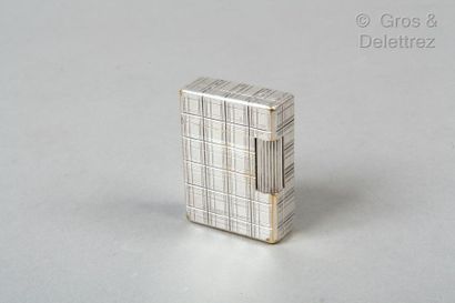 S.T.DUPONT pour HERMES Paris *Briquet in chiselled silver metal with Prince of Wales...
