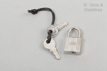 HERMES *Small padlock n°110 in silver plated metal palladium, we join two keys.