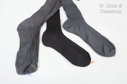 John LOBB Lot composé de trois paires de chaussettes grises, noires en coton. T.10...