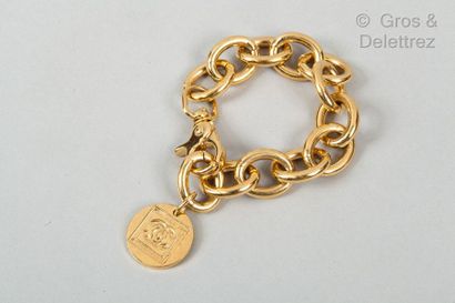 CHANEL Sport Bracelet chaîne en métal doré se terminant par un médaillon siglé, fermoir...