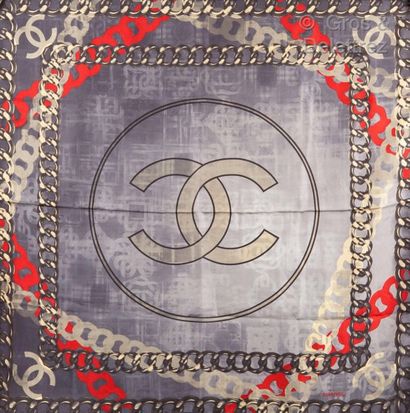 CHANEL Carré en soie imprimée dans les tons gris, rouge, à motif de chaînes et de...
