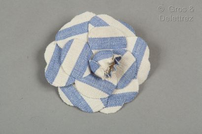 CHANEL Circa 1990

Broche «?Camélia?» en coton à motif de rayures blanches, bleues....