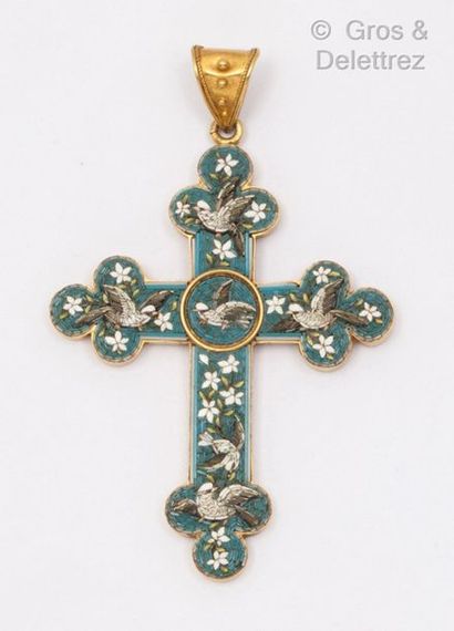 null Pendentif «Croix» en métal doré, serti de micro-mosaïque à décor de colombes....