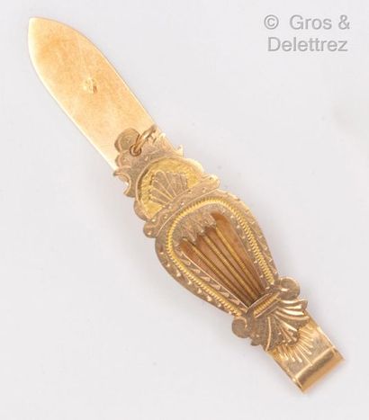 null Clavier de châtelaine en or jaune ciselé à décor d’une lyre. P. 11,6g.