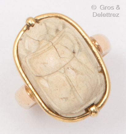 null Bague en or jaune, ornée d’un scarabée sculpté sur agate blanche. Tour de doigt...