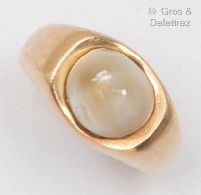 null Bague en or jaune 14K, ornée d’une perle bouton baroque. Tour de doigt : 52....