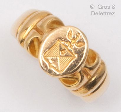 null Bague «Chevalière» en or jaune gravée d’armoiries. Tour de doigt : 52. P. Brut...