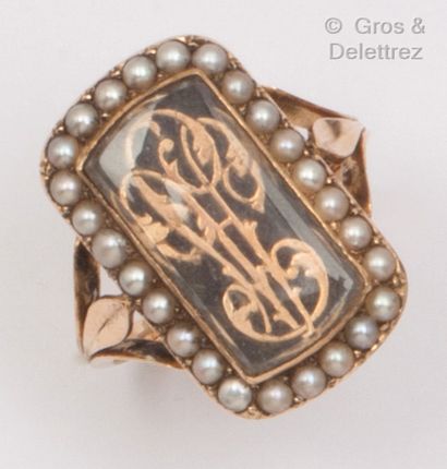 null Yellow gold ring underlined by braided hair, surmounted by a monogram in a circle...