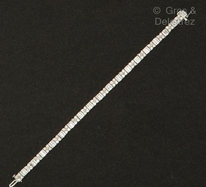 null Bracelet «Ligne» en or gris, entièrement serti de diamants taillés en brillant...