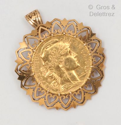 null Broche pendentif en or jaune, ornée d’une pièce de 20 Francs Français. Longueur:...