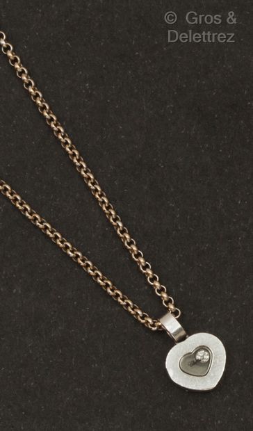 CHOPARD «Happy Diamond» - Collier pendentif en or gris à décor d’un cœur retenant...