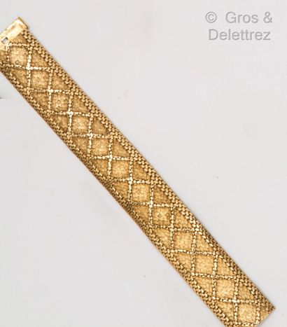 null Bracelet souple en or jaune tressé mat et poli à décor de dessins géométriques....
