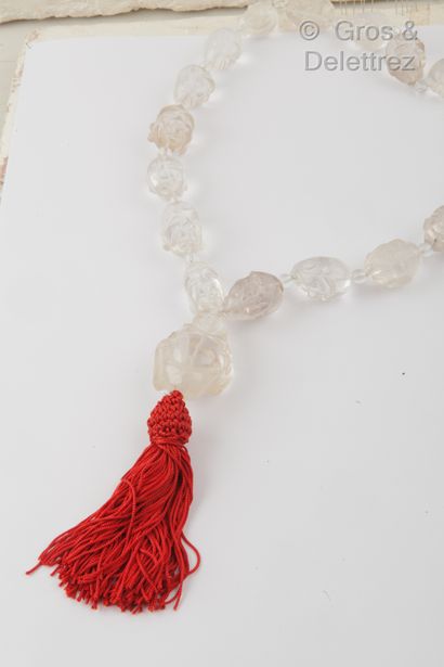 null Sautoir composé de perles de cristal de roche à décor de tête de bouddha alternées...