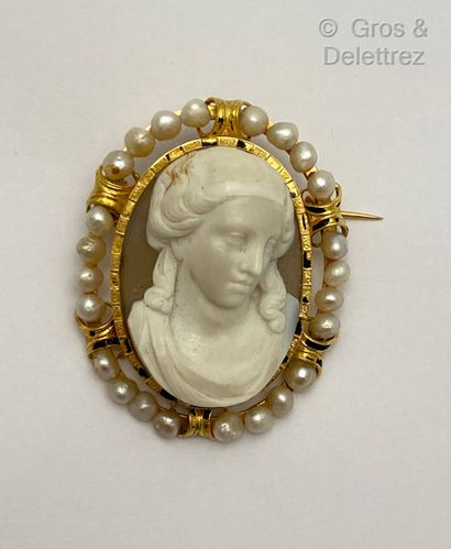 null Brooch in yellow gold partially enamelled black, adorned with a cameo on agate...
