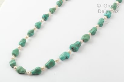 null Collier composé d’un rang de perles de turquoises alternées de perles de culture...