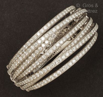 DE GRISOGONO Bracelet «Jonc» en or gris, composé de dix lignes pavées de diamants...