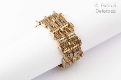 null Bracelet «Tank» en métal doré à décor de motif géométrique. Longueur: 16cm.
