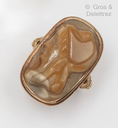 null Bague en or jaune, ornée d’un camée sur agate représentant le profil d’une femme....