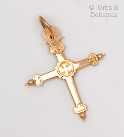 null Pendant "Cross" in chased yellow gold decorated with a dove. Regional work....