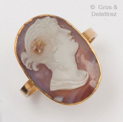 null Yellow gold ring with a three-layered cameo on agate representing a woman in...