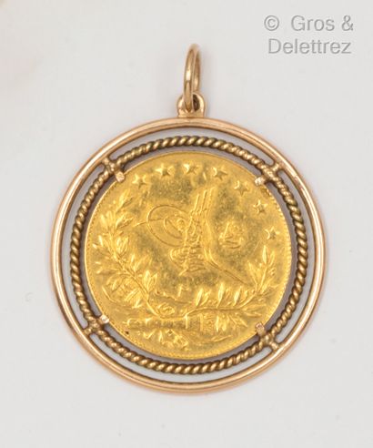 null Médaille en or jaune, ornée d’une pièce turque. Longueur: 3,5cm. P. Brut: 1...