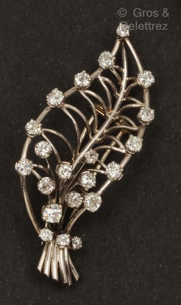 MELERRIO Broche «Feuille» en or gris ajouré, ornée de vingt diamants de taille ancienne....