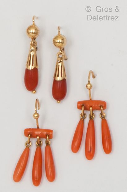 null Deux paires de pendants d’oreille en or jaune retenant des gouttes de corail....