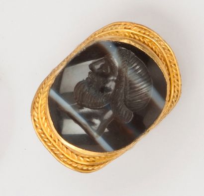 null Bague en or jaune, ornée d’une intaille sur agate représentant un homme barbu....