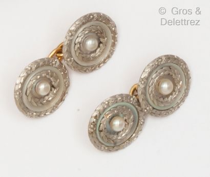 null Pair of cufflinks in platinum and yellow gold with garland decoration, set with...