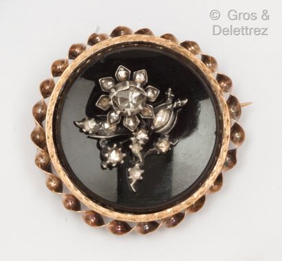 null Mourning" brooch in yellow gold (14K) adorned with a silver flower motif set...