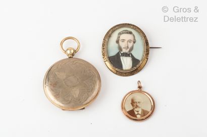 null Lot composé d’une broche, d’un médaillon et d’un pendentif porte souvenir en...