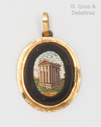 null Yellow gold pendant decorated with micro-mosaic with temple decoration. Gross...