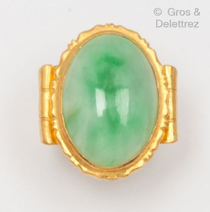 null A chased yellow gold ring with an imperial jade cabochon. Finger size: 49. Gross...