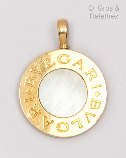BULGARI «Tondo» - Pendentif en or jaune et acier ornée d’une plaque de nacre. Signé...
