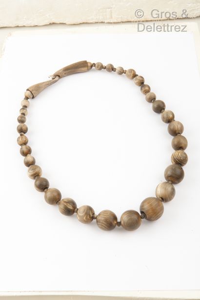 null Important necklace made of falling wood beads alternating with smaller beads....