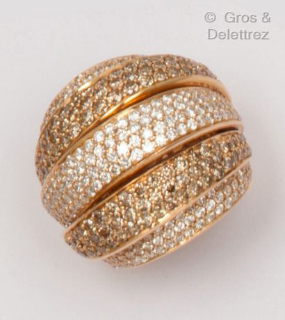 null Importante bague «Dôme» en or rose, composée de cinq rubans pavés de diamants...