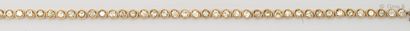 null Bracelet «Ligne» en or jaune, entièrement serti de diamants taillés en brillant....