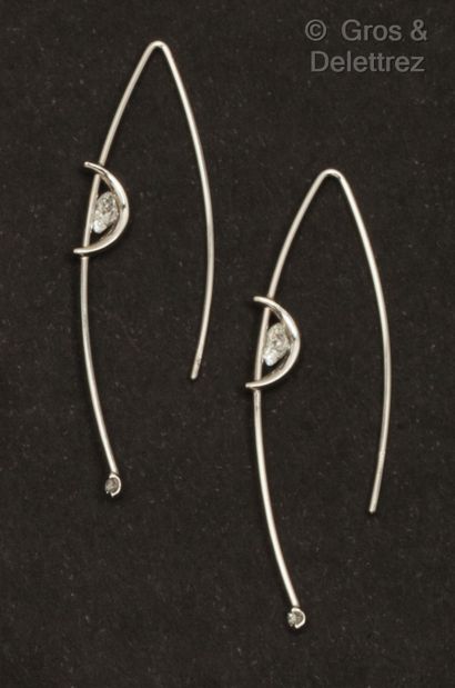 SCHAFFRATH Paire de pendants d’oreilles en or gris, orné d’un diamant mobile retenu...