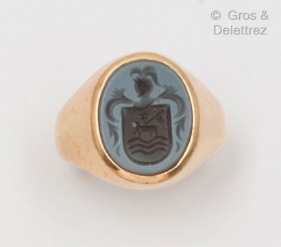 null Yellow gold ring "Chevalière", decorated with coat of arms on bicoloured agate....